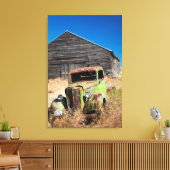 放置された農場の前で錆びた車 キャンバスプリント (インサイチュ (リビング))