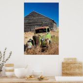 放置された農場の前で錆びた車 ポスター (キッチン)