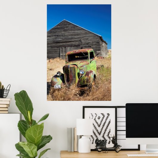 放置された農場の前で錆びた車 ポスター (ホームオフィス)