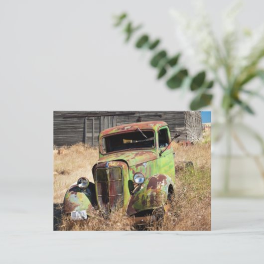 放置された農場の前で錆びた車 ポストカード (スタンド正面)