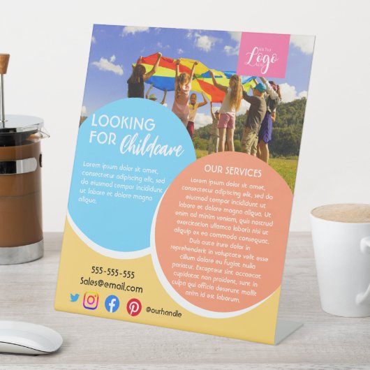 放課後のベビーシッターの保育生活の親切さ 台座サイン (インサイチュ)