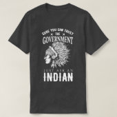 政府のアメリカ人を信頼できる先住民  Tシャツ (デザイン正面)