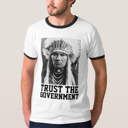 政府のインディアンTシャツを信頼する Tシャツ (正面)