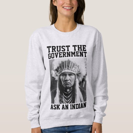 政府のインディアンTシャツ隊を信頼する スウェットシャツ (正面)
