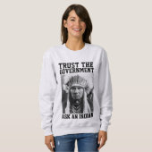 政府のインディアンTシャツ隊を信頼する スウェットシャツ (正面フル)
