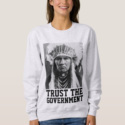 政府のインディアンTシャツ隊を信頼する スウェットシャツ (正面)