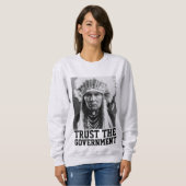 政府のインディアンTシャツ隊を信頼する スウェットシャツ (正面フル)