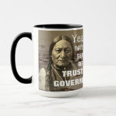 政府のポスターが膝を傷つけたと信じる マグカップ (左)