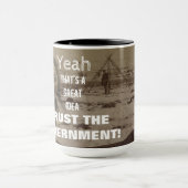 政府のポスターが膝を傷つけたと信じる マグカップ (中央)