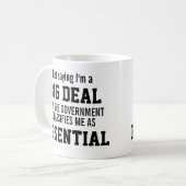 政府は私を必要不可欠だと考えているわけではない コーヒーマグカップ (正面左)