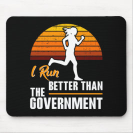 政府よりも走るのが得意 Funny Runner マウスパッド