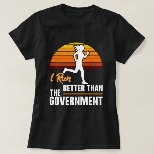 政府より走るのが得意です 面白いランナー Tシャツ (デザイン正面)