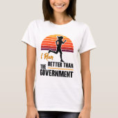 政府より走るのが得意です 面白いランナー Tシャツ (正面)