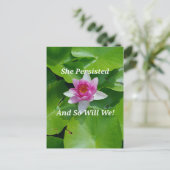 政治的な「彼女は諦めなかった」ピンクの蓮の花 ポストカード (スタンド正面)