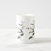 敏感で青い野生の花の植物の骨灰磁器のマグ ボーンチャイナマグカップ (正面)