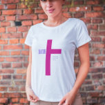 救いのTシャカスタムツとバック書の Tシャツ<br><div class="desc">救いミニマルタイポグラフィのイエスTシャツ。このトレンディーモダン、信仰のデザインは完璧な贈り物とファッション声明である。#christian #religion #scripture #faith #bible #jesus</div>