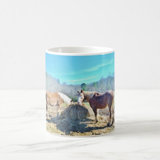 救助荷車を引く馬食べの干し草 コーヒーマグカップ (中央)