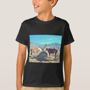 救助荷車を引く馬食べの干し草 Tシャツ