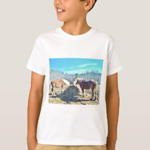 救助荷車を引く馬食べの干し草 Tシャツ