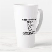 救急室のナースがバカ カフェラテマグ (右アングル)