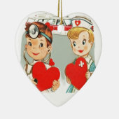 救急車とのヴィンテージの医者およびナース愛 セラミックオーナメント (右)