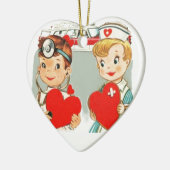 救急車とのヴィンテージの医者およびナース愛 セラミックオーナメント (左)