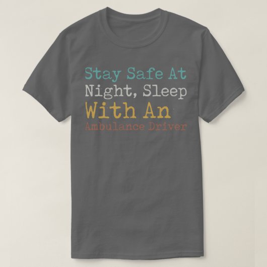 救急車の運転手と一緒に夜寝ても安全である Tシャツ (デザイン正面)