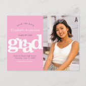 救日付ピンク卒業写真はっきりしたタイポグラフィ インビテーションポストカード (正面)