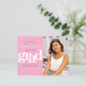 救日付ピンク卒業写真はっきりしたタイポグラフィ インビテーションポストカード (スタンド正面)