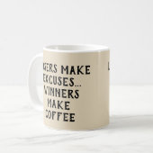 敗者の言い訳 – 勝者がコーヒーを作る コーヒーマグカップ (正面左)