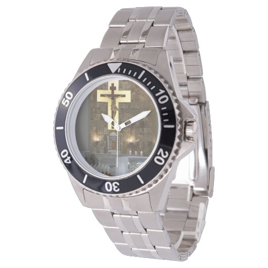 教会で十字架を見る 腕時計 (アングル)