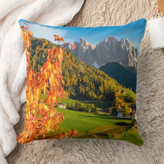 教会とのドロマイトの景色の秋 クッション (ブランケット)