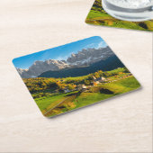 教会とのドロマイトの景色の秋 スクエアペーパーコースター (アングル)