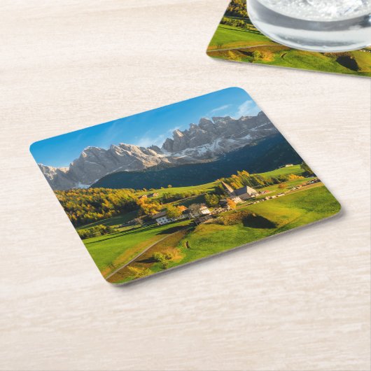 教会とのドロマイトの景色の秋 スクエアペーパーコースター (アングル)