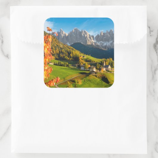 教会とドロミテスの風景の秋 スクエアシール (バッグ)