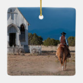 教会に馬に乗る西カウボーイ セラミックオーナメント (裏面)