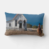 教会に馬に乗る西カウボーイ ランバークッション (裏面)