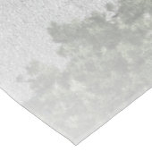 教会の前に子供がいる古いサンタ テーブルクロス (アングル)