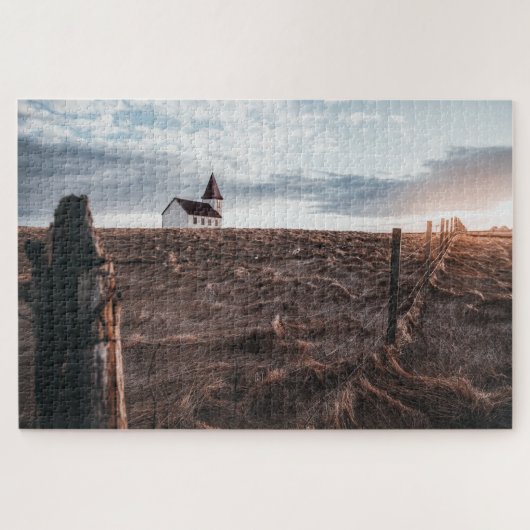 教会の建物と日没時の干し草フィールド ジグソーパズル (横)