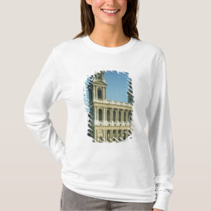 教会の正面の眺めの Tシャツ