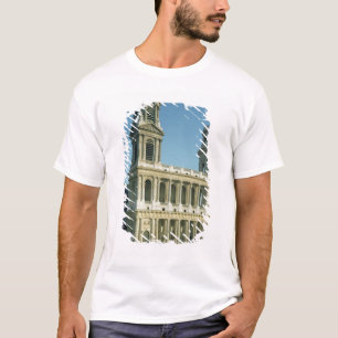 教会の正面の眺めの Tシャツ