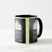 教会の窓から見た農村風景 マグカップ (正面右)