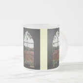教会絵を描の窓からの風景の眺め フロストグラスマグカップ (正面右)