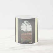 教会絵を描の窓からの風景の眺め フロストグラスマグカップ (中央)