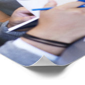 教室でノートパソコンを使用している大学生 ポスター (角)