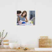 教室でノートパソコンを使用している大学生 ポスター (キッチン)