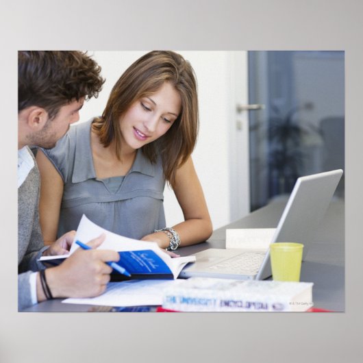 教室でノートパソコンを使用している大学生 ポスター (正面)