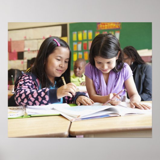 教室で一緒に働く学生 ポスター (正面)