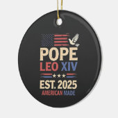 教皇レオ14世。2025年7月4日米国国旗 セラミックオーナメント (左)