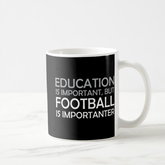 教育は重要だがサッカーは重要だ コーヒーマグカップ (右)